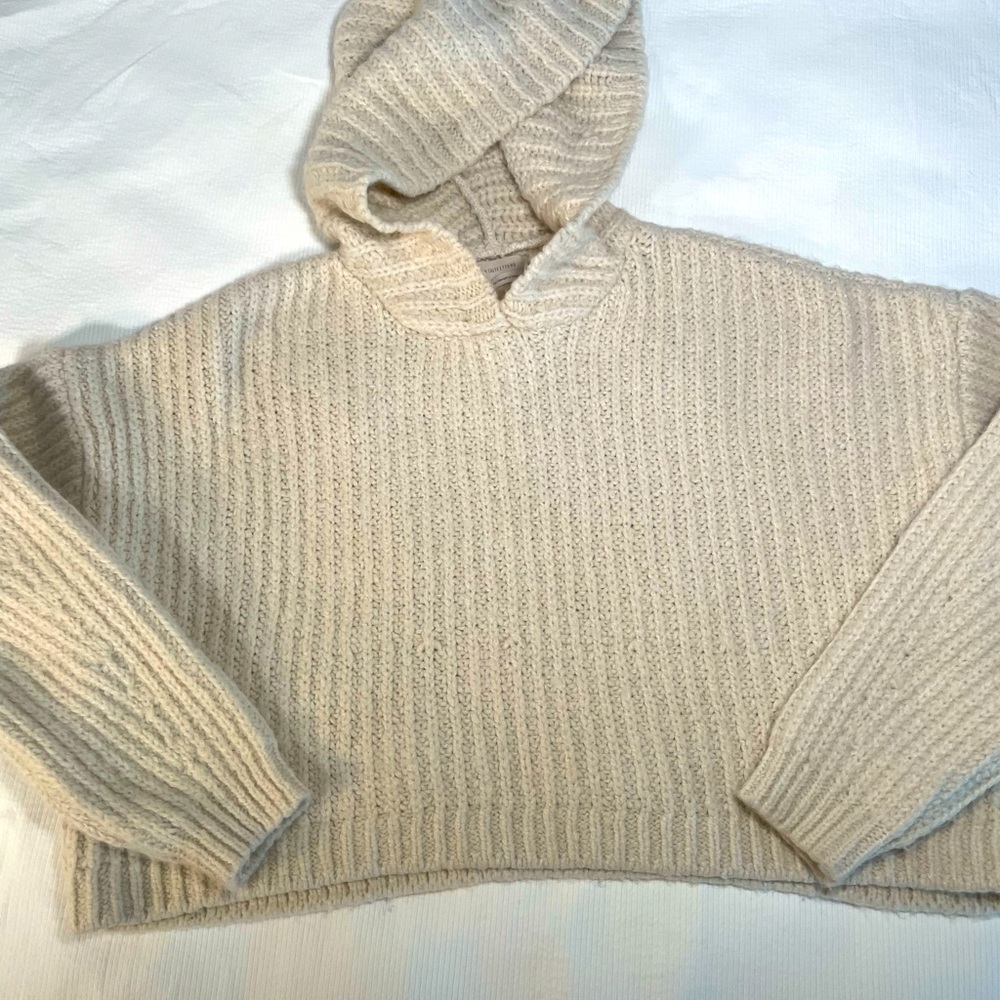 Women’s Urban Outfitters off-white chunky knit hooded crop sweater. Size M.